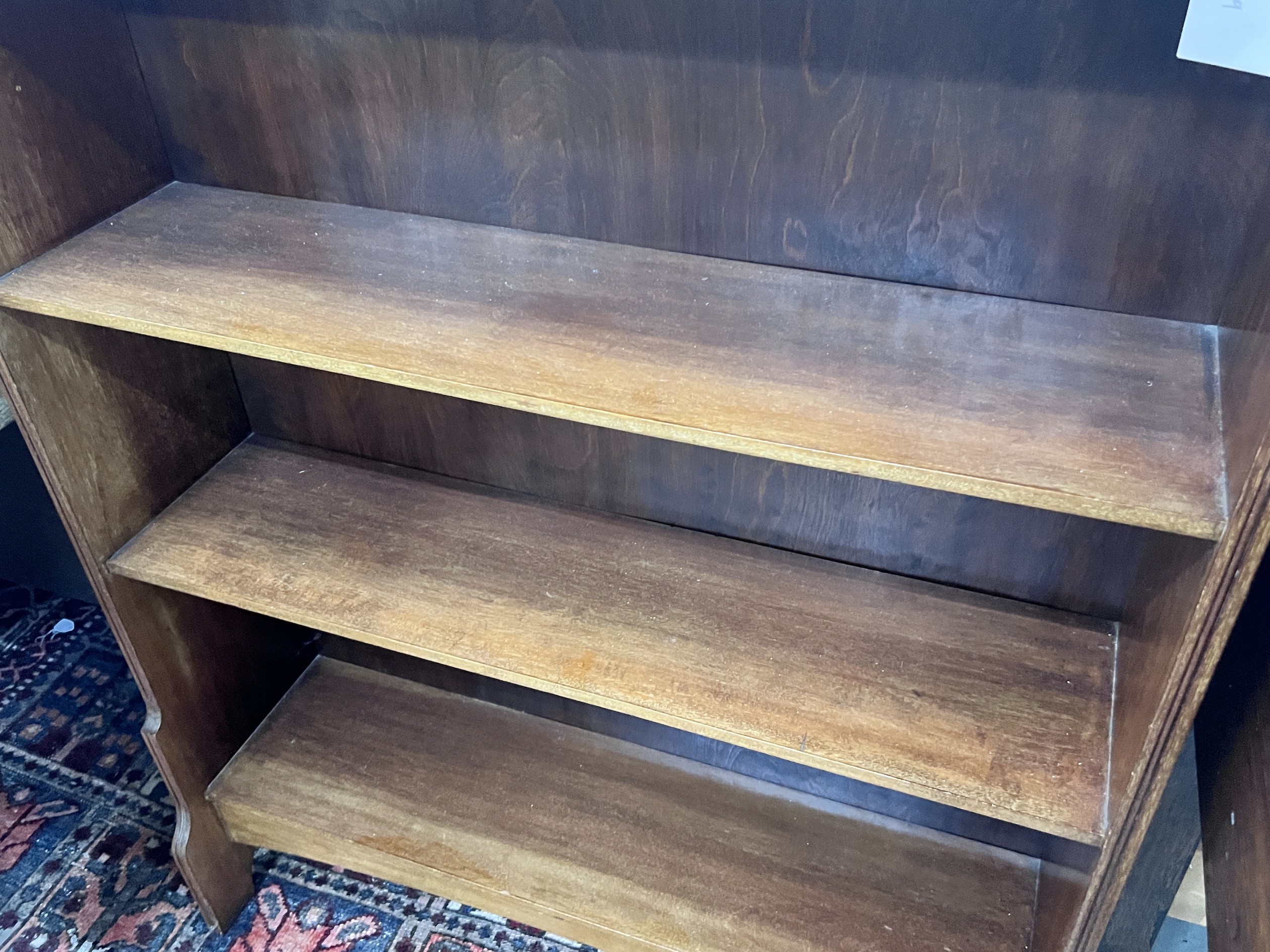 An Edwardian mahogany open bookcase, width 84cm, depth 23cm, height 123cm